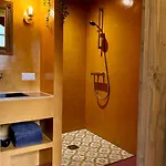 In De Aap - & 4*