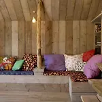In De Aap - & 4*